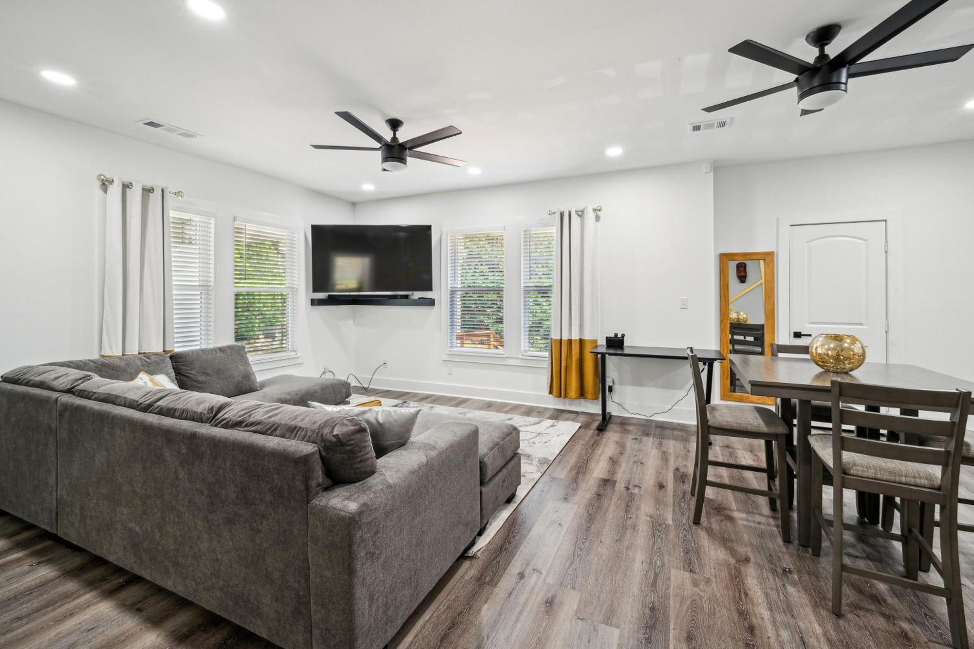 Villa Centrally Located In Atlanta-10 Mins From Ga Aquarium, Mercedes Benz Stadium, & Much *