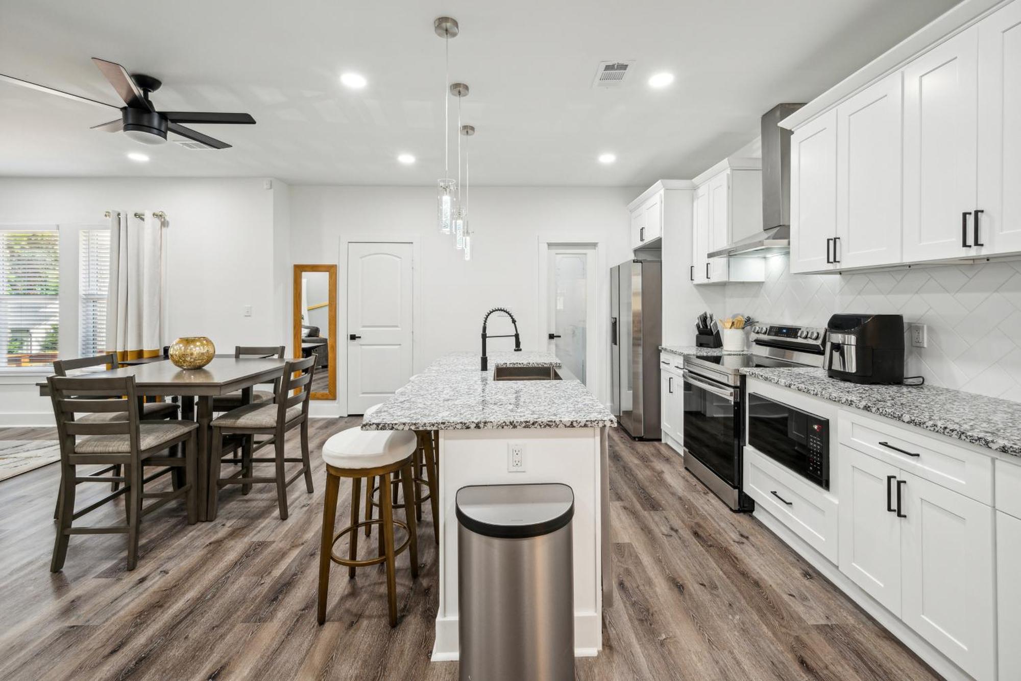 Villa Centrally Located In Atlanta-10 Mins From Ga Aquarium, Mercedes Benz Stadium, & Much